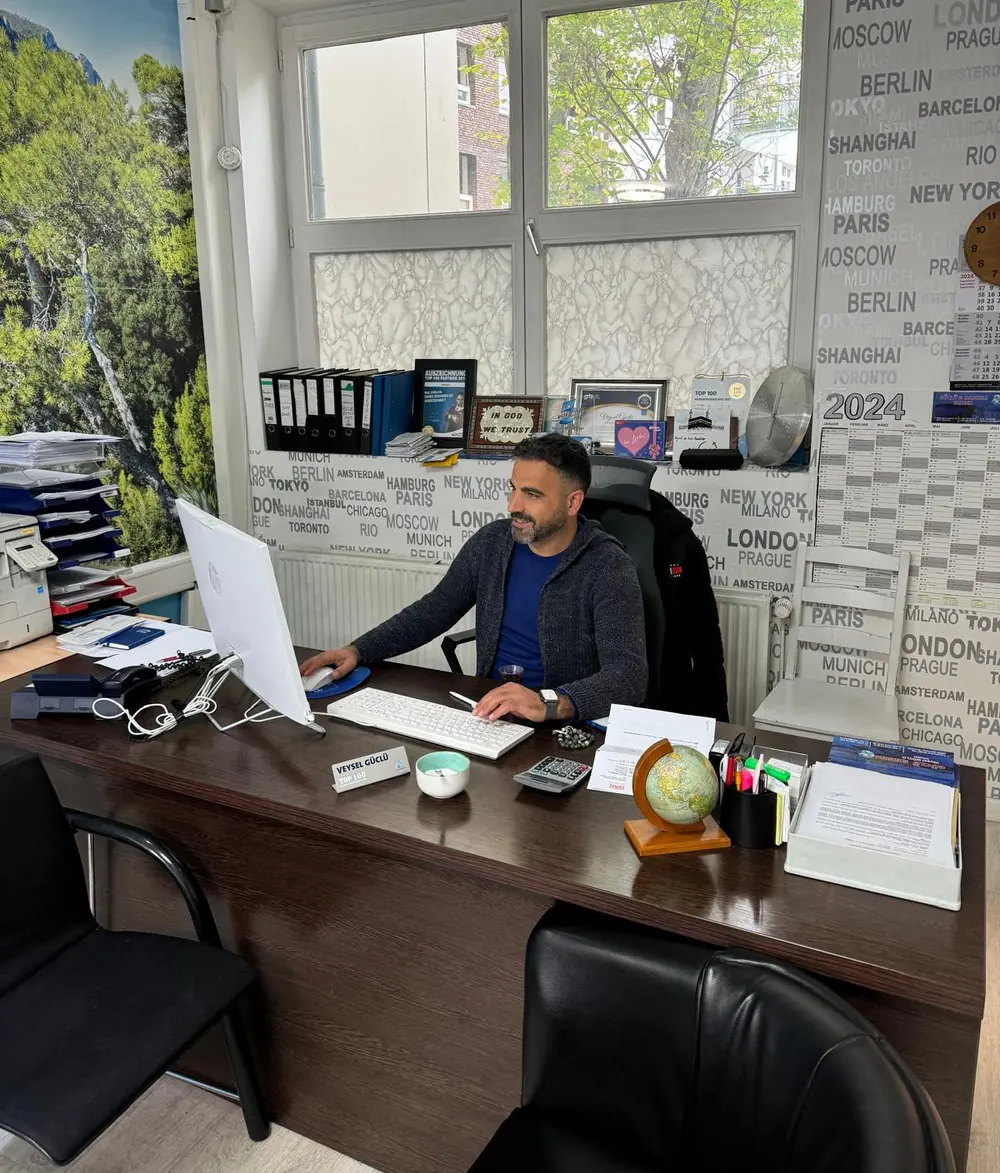 Veysel Güclü in seinem Reisebüro Güclü Reisen in Hamburg-Barmbek